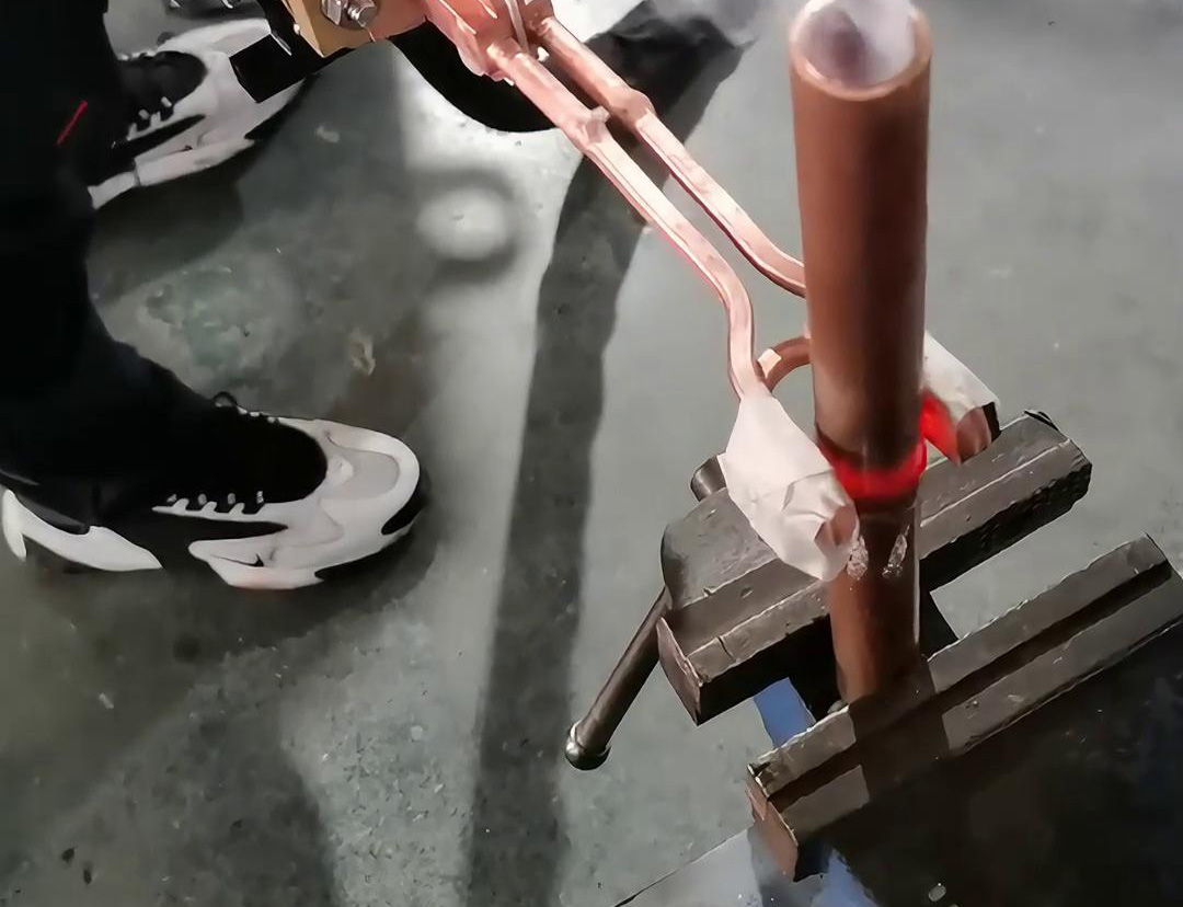 手持式高頻焊機(jī)的價(jià)格相對(duì)較高，但其高效、靈活、高質(zhì)量的銅管焊接特點(diǎn)