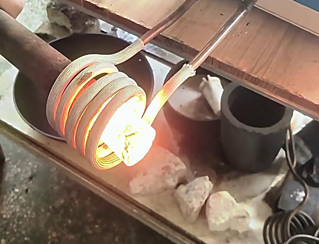 高頻機(jī)棒料加熱適用于需要快速加熱至特定溫度的應(yīng)用場(chǎng)景，如熱處理、熱鍛、焊接等工藝。