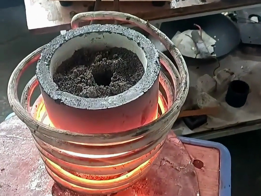海拓高頻熔煉爐礦石熔煉實測：金屬含量達(dá)標(biāo)即可提煉，原礦篩選后輕松分離！