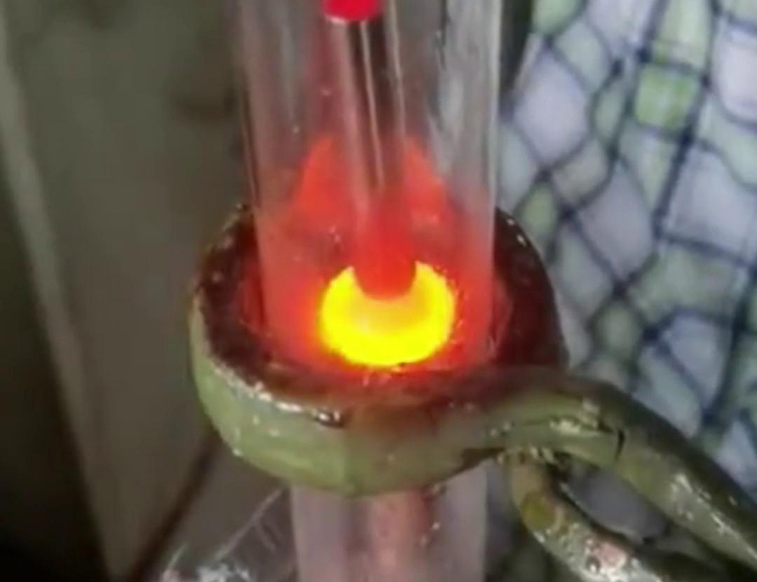 通過手持式高頻加熱機(jī)在氮氣保護(hù)下焊接銅管，可以獲得高質(zhì)量的焊縫，提高產(chǎn)品的性能和可靠性