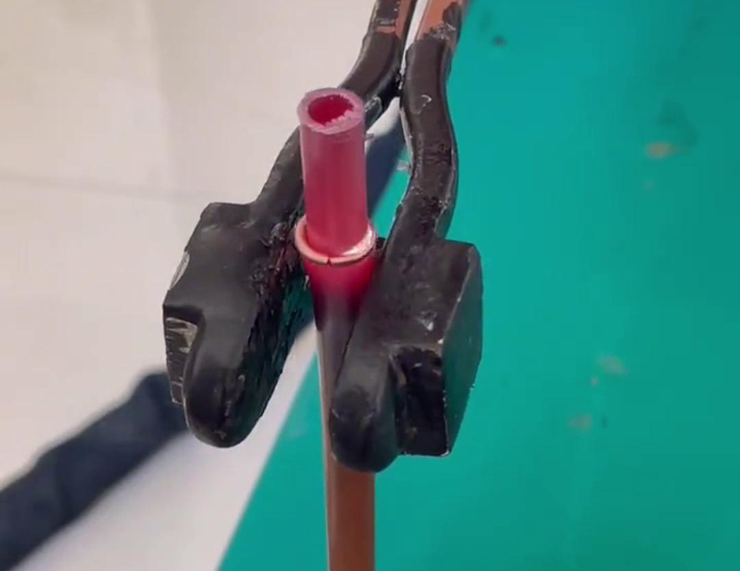 散熱器銅管對接焊用手持式高頻機(jī)，只要三秒就可以焊接完成，看一看效果如何