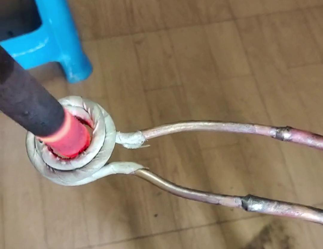 高頻加熱機(jī)配合軟連接加熱工件是一種高效且靈活的加熱方式，