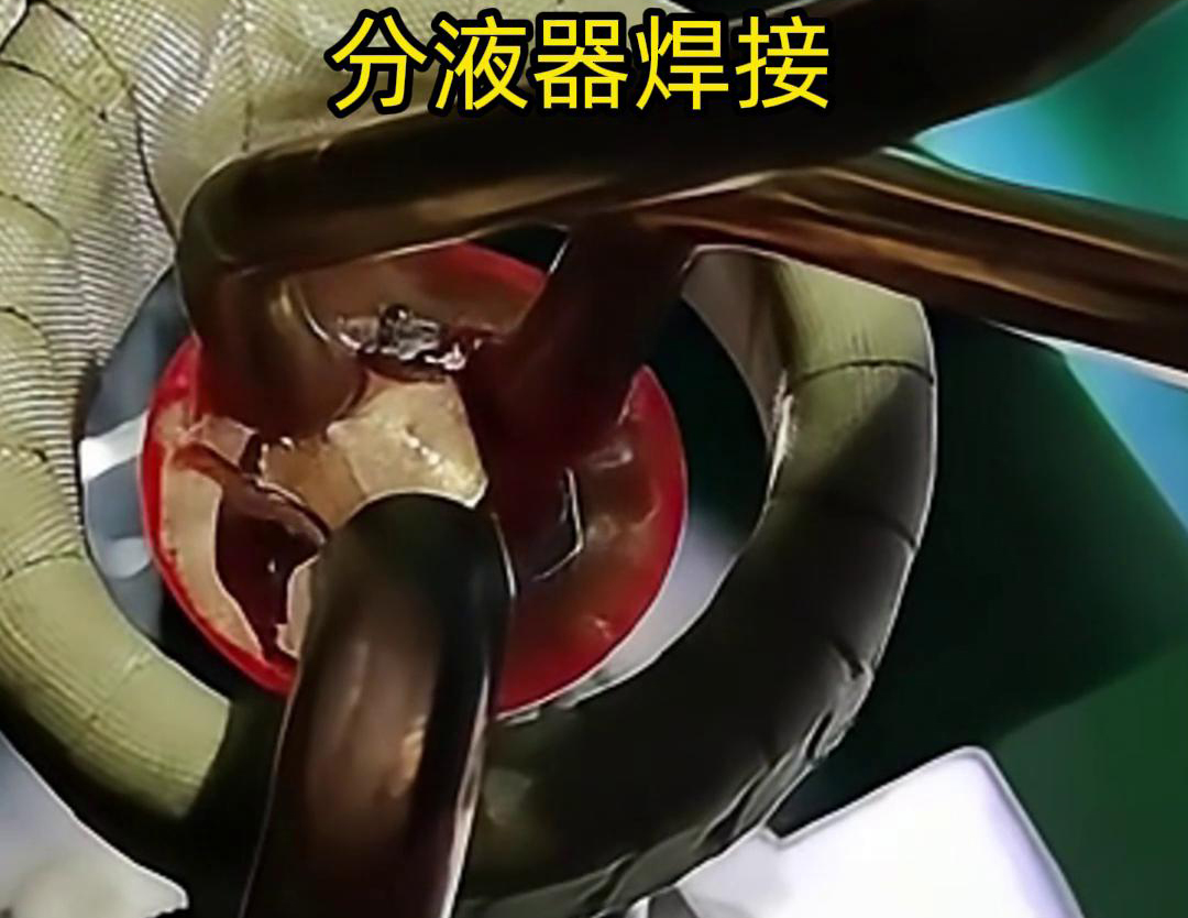 分液器銅管的高頻焊接是一種利用高頻電流在工件中產(chǎn)生熱效應(yīng)，使接觸部位熔化，形成永久連接的工藝