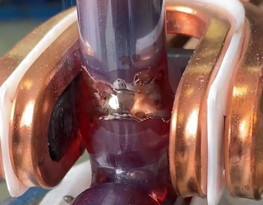 這就是手持式高頻焊機(jī)焊接銅管的效果，有了它，可以放棄大部分火焰焊接場(chǎng)合了