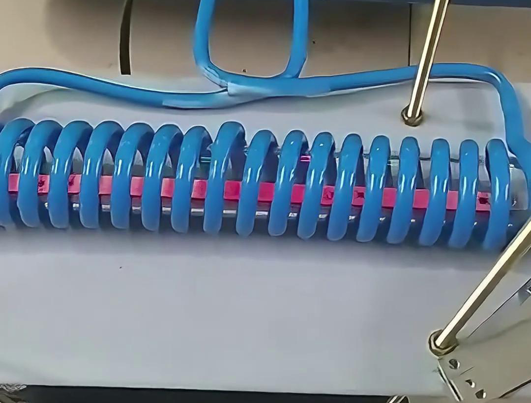 定制的高頻退火機(jī)，主要用于雙孔墊片在線退火使用