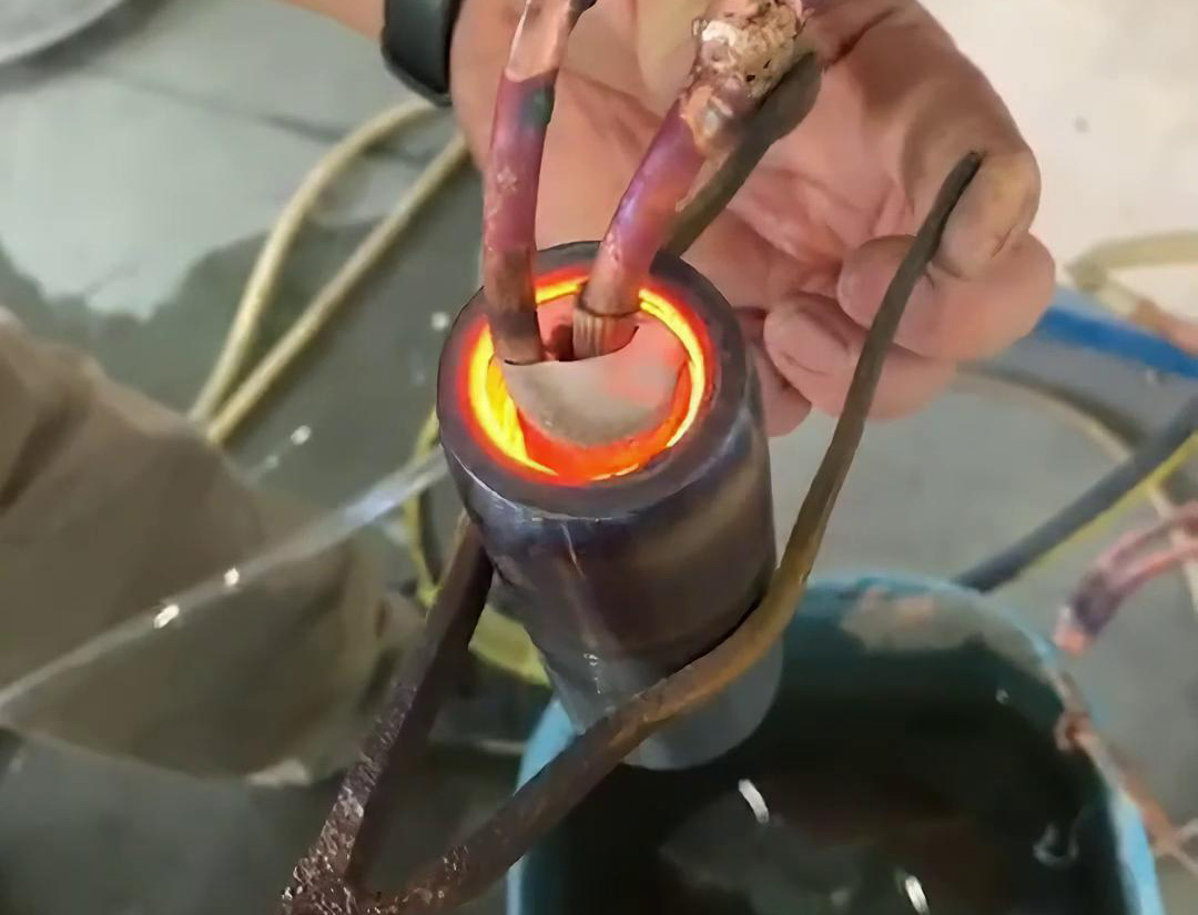 您要做內(nèi)孔熱處理嗎？那么這臺高頻加熱機就是您想要找的設(shè)備