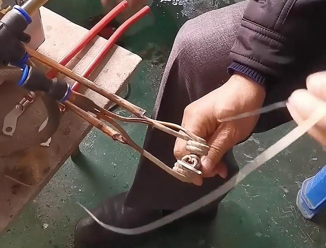 新能源線束端子錫焊用高頻焊機(jī)，提高線束端子的耐腐蝕性，延長(zhǎng)其使用壽命