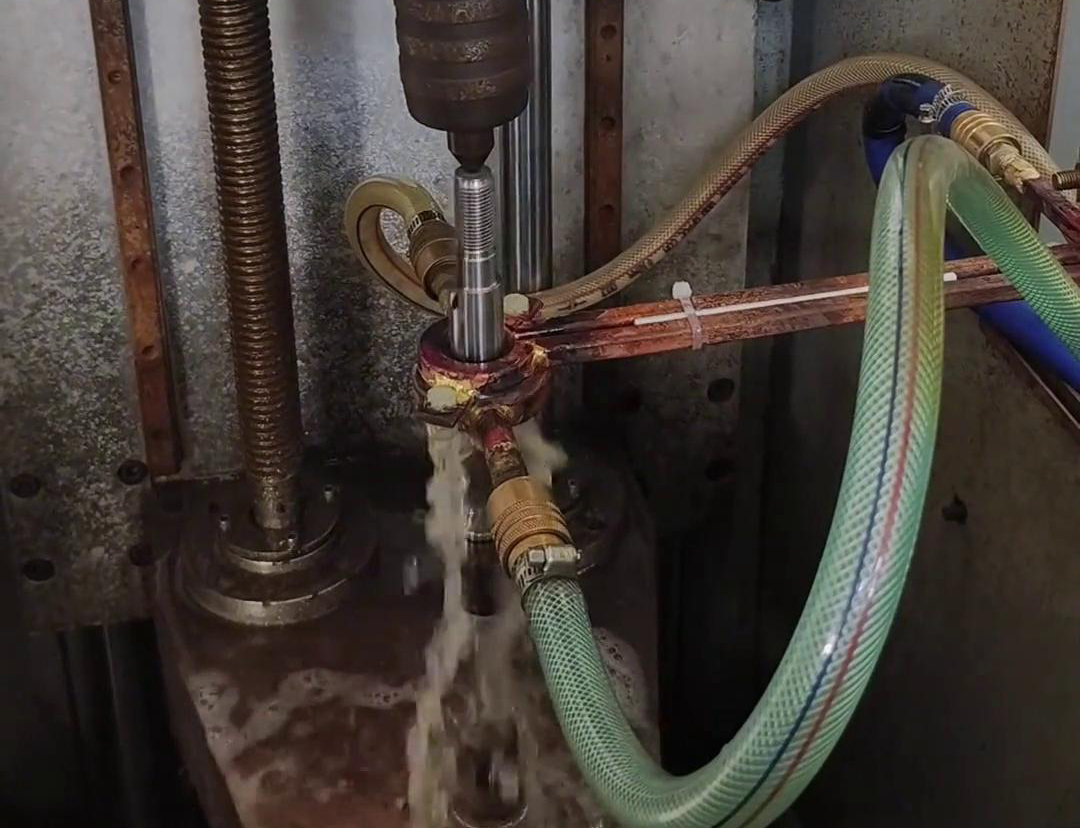 高頻淬火機床可以根據(jù)電機軸尺寸和淬火要求，實現(xiàn)自動化操作淬火
