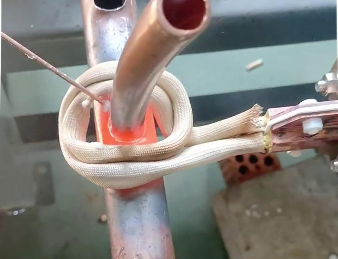 這款手持式高頻焊機(jī)就不一樣了，它焊接銅管操作簡單，新手幾分鐘就能學(xué)會