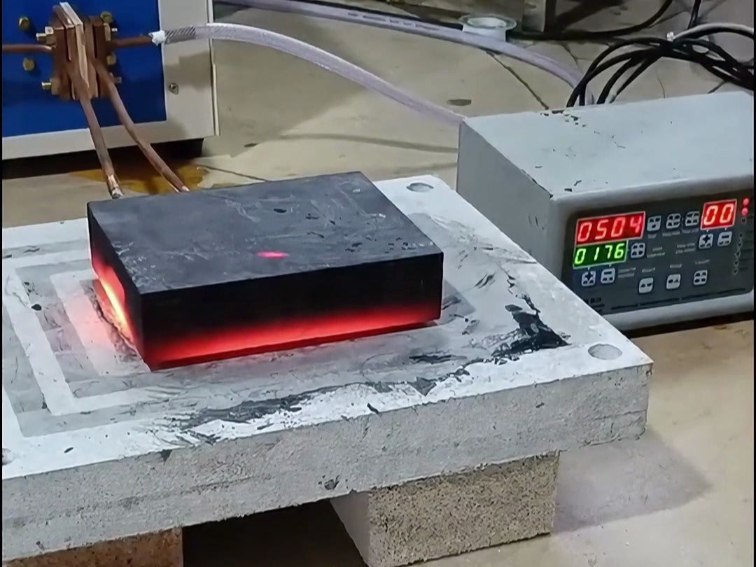 石墨模具加熱就使用高頻加熱機(jī)，導(dǎo)磁材料都可以高頻加熱