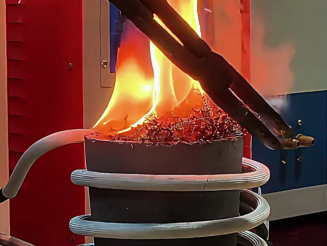 小型高頻熔煉爐，廢鐵屑熔煉只要5分鐘就可以熔煉一爐